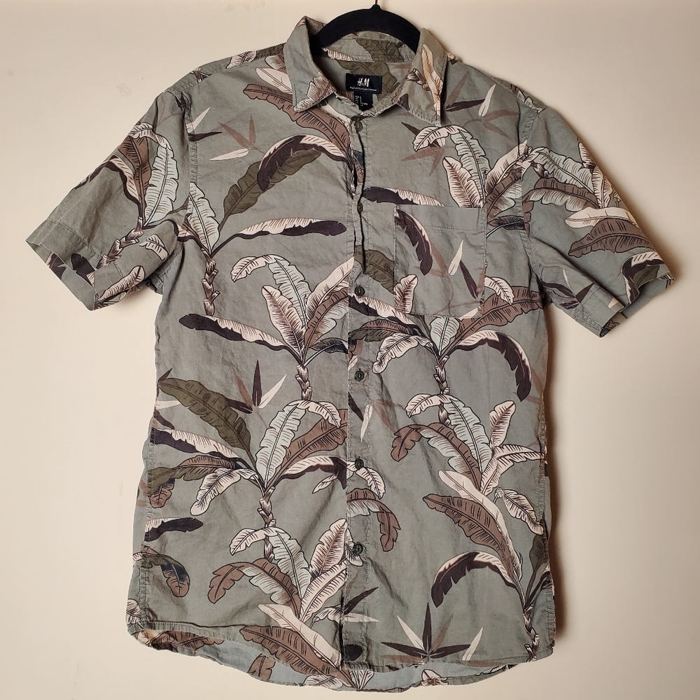 🍀 3/$35 🍀 H&M Gray Patterned Short-Sleeve Button-Down - Size S